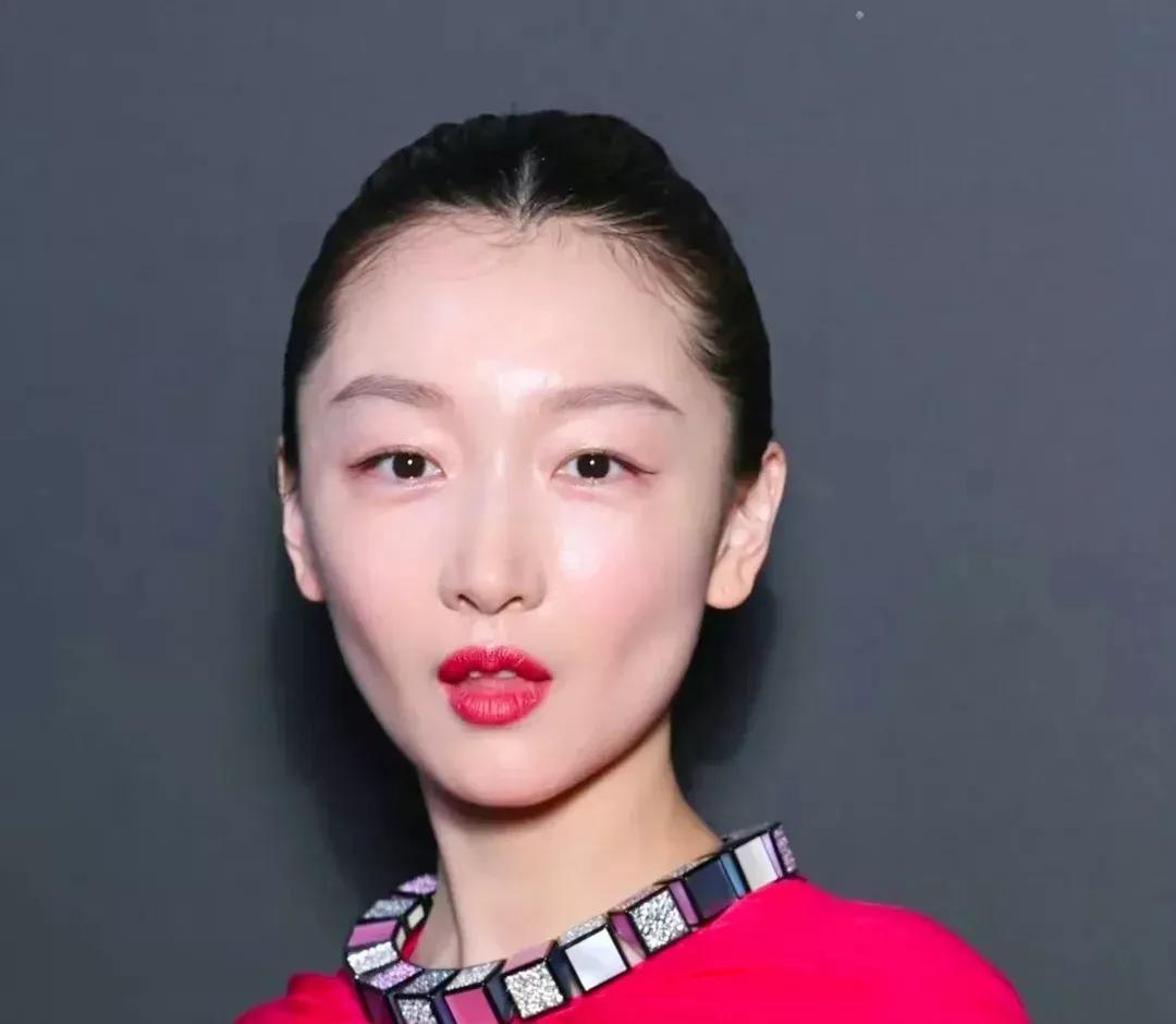 周冬雨演绎时光对话，舞台重现经典瞬间