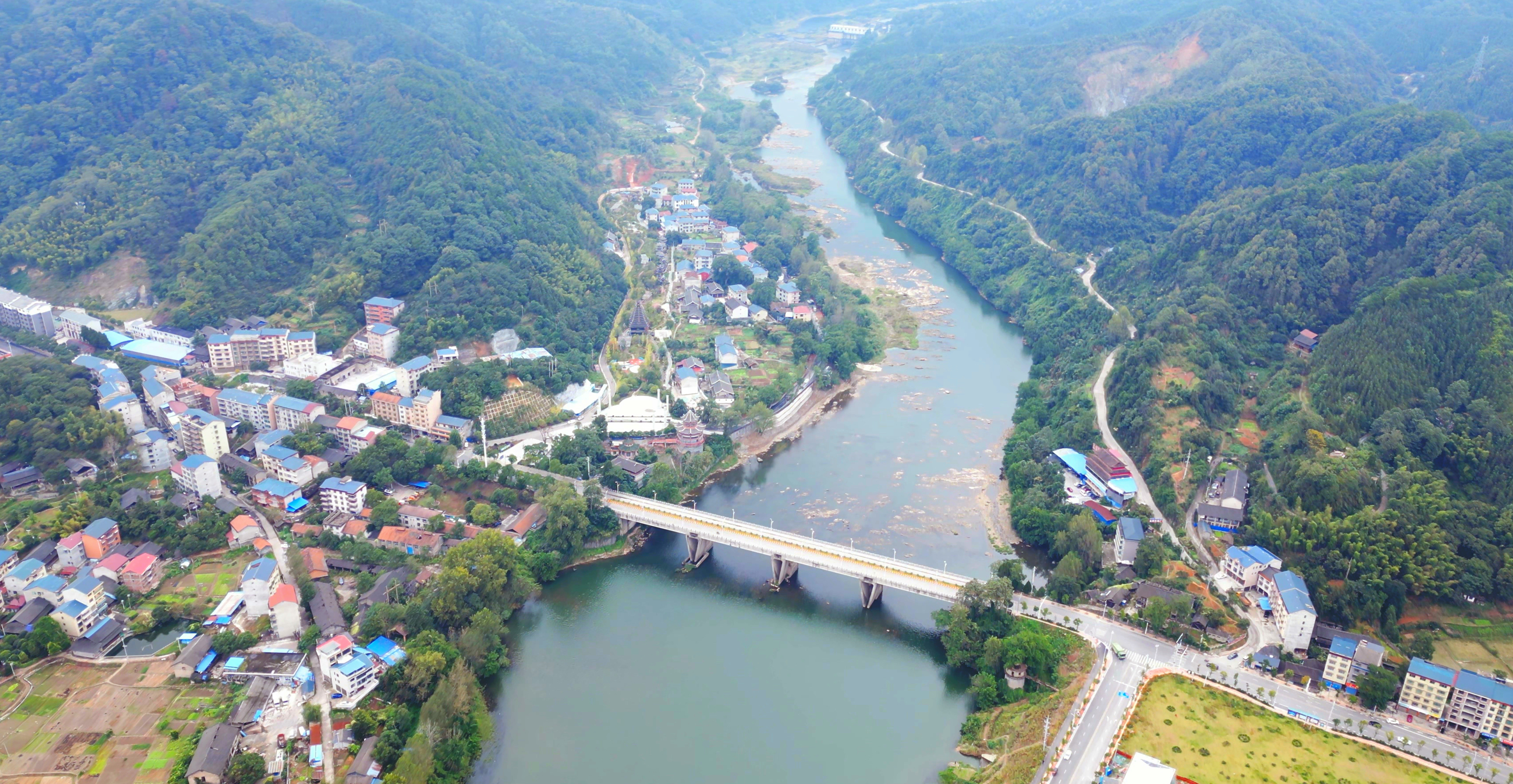 会同县街头春日繁华景象